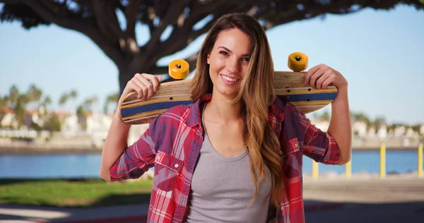 Chica Pie Estacionamiento Junto Bahía Sosteniendo Monopatín Riendo — Foto de Stock