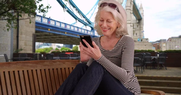 Mulher Sênior Feliz Férias Londres Mensagens Texto Com Celular Por — Fotografia de Stock