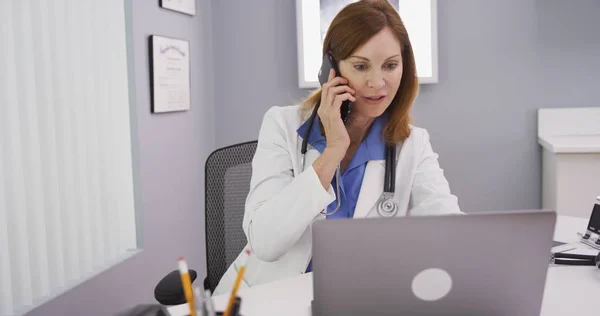 Primer Plano Del Médico Discutiendo Con Paciente Por Teléfono Los — Foto de Stock