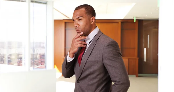 Ein Schwarzer Geschäftsmann Blickt Aus Seinem Bürofenster — Stockfoto