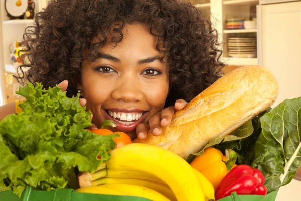 Close Jovem Mulher Africana Sorrindo Com Produtos Alimentares Saco Supermercado — Fotografia de Stock