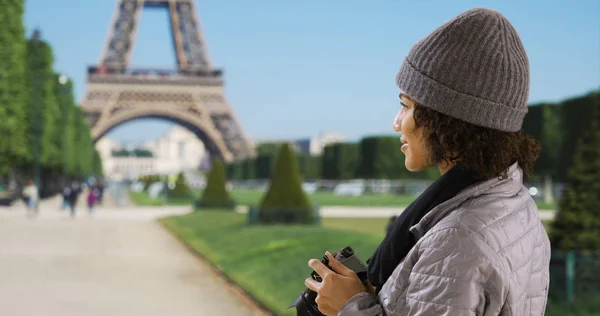 Niedliches Schwarzes Millennial Weibchen Auf Europareise Fotografiert Eiffelturm — Stockfoto