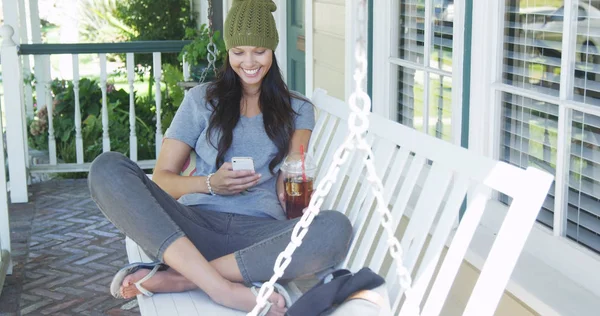 Jonge Vrouw Texting Zittend Veranda — Stockfoto