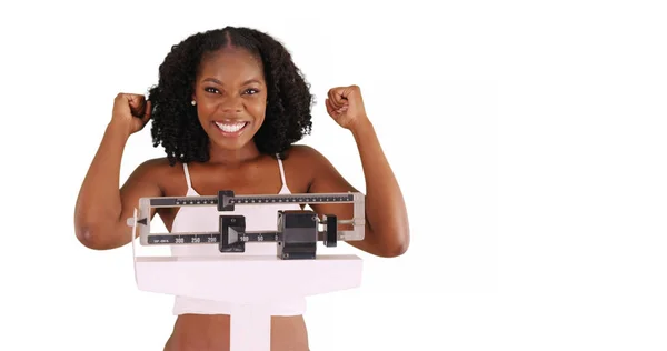 Niedlich Lächelnde Schwarze Frau Steht Auf Der Gewichtswaage Und Bejubelt — Stockfoto