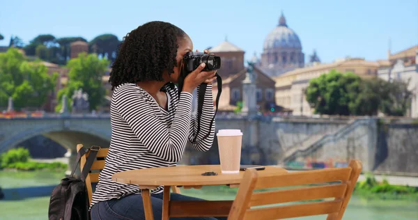 Glückliche Schwarze Frau Sitzt Tisch Und Fotografiert Den Tiber Rom — Stockfoto
