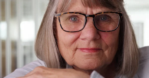 Крупный План Мрачной Пожилой Женщины Очках Современном Помещении — стоковое фото