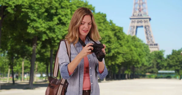Reisefotograf Paris Beim Fotografieren Außerhalb Lächelnd — Stockfoto