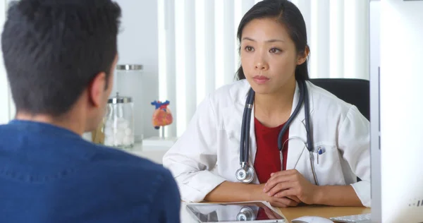 Chinesischer Arzt Erklärt Patient Röntgenbild — Stockfoto