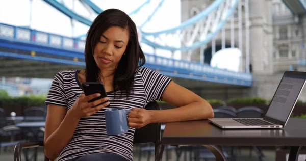 Svart Affärskvinna Resa London Tar Paus Från Arbetet Med Mobiltelefon — Stockfoto