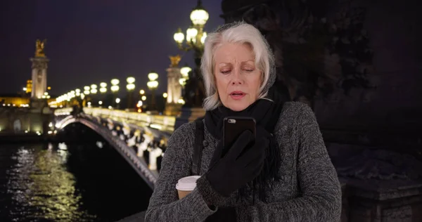Senior Vrouw Vakantie Parijs Wachten Voor Rideshare Smartphone — Stockfoto