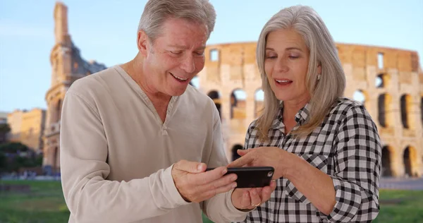 Beyaz Yaşlı Çiftin Roma Daki Colosseum Yakınındaki Smartphone Cep Telefonu — Stok fotoğraf