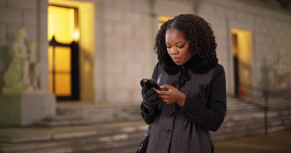 Atractiva Mujer Negra Quita Guante Texto Teléfono Celular Aire Libre — Foto de Stock