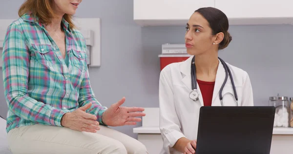 Nahaufnahme Des Hispanischen Arztes Mit Laptop Mit Seniorpatient Der Klinik — Stockfoto