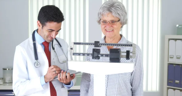 Médico Mexicano Que Pesa Paciente Anciano — Foto de Stock