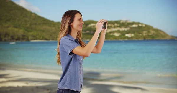 Atractiva Chica Milenaria Tomando Una Foto Con Teléfono Celular Playa — Foto de Stock