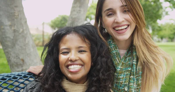 Las Mujeres Sonriendo Riendo Mirando Cámara Aire Libre —  Fotos de Stock