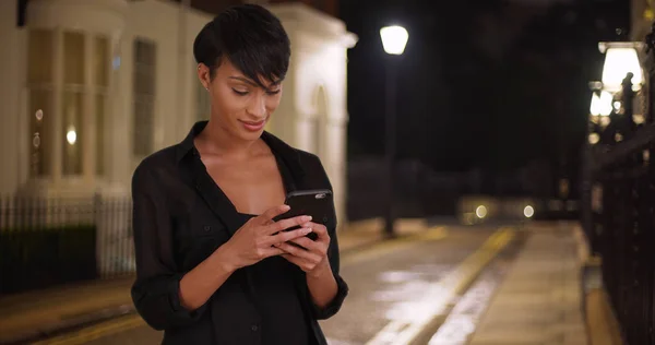 Mujer Bastante Afroamericana Usando Teléfono Por Noche Afuera Calle Londres — Foto de Stock