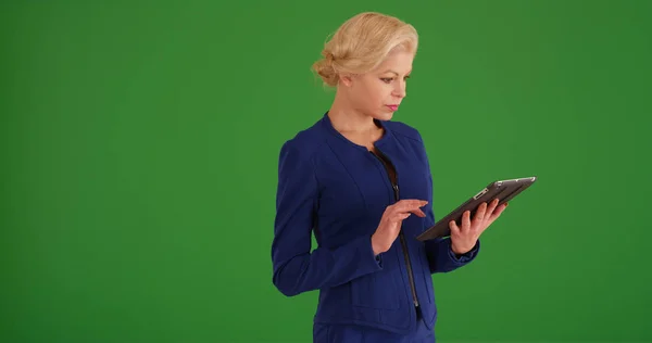 Portret Van Succesvolle Zakenvrouw Met Behulp Van Tablet Apparaat Groen — Stockfoto