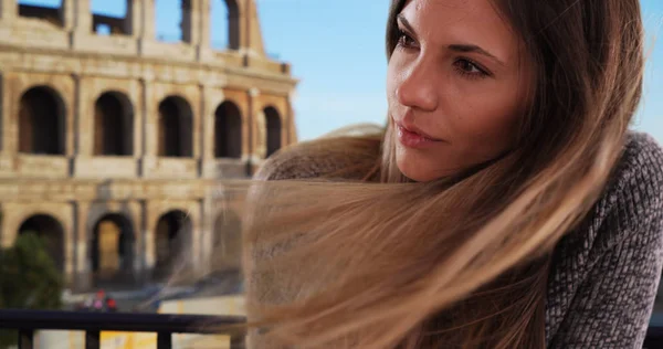 Ragazza Premurosa Seria Che Guarda Fianco Colosseo Roma — Foto Stock