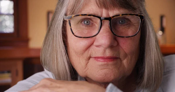Close Somber Elderly Woman Wearing Eyeglasses Looking Camera Indoors — Stock Photo, Image