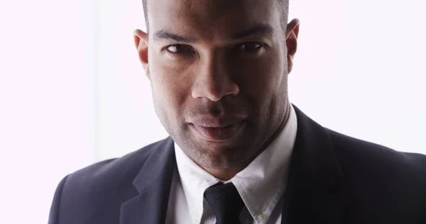 Attractive Black Man Looking Camera Wearing Suit — Stock Photo, Image