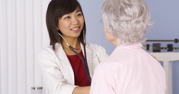 Medico Cinese Che Ascolta Cuore Del Paziente Anziano — Foto Stock