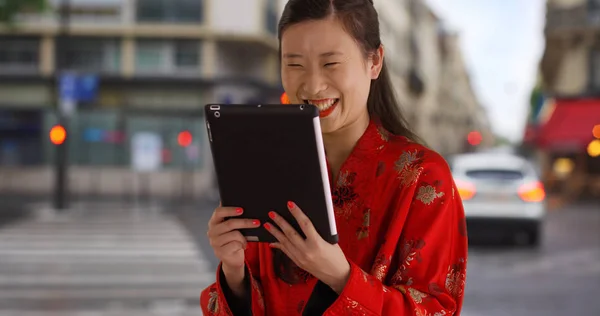 Sourire Jeune Femme Asiatique Communiquant Avec Tablette Europe Urbaine — Photo