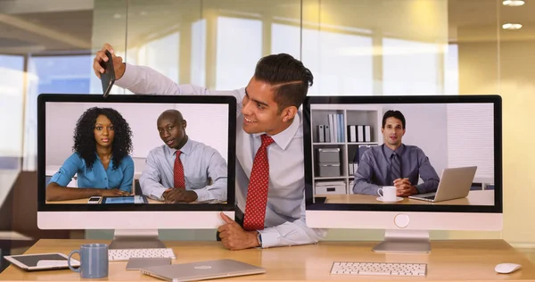 Üzletember Ugyanazt Nyakkendő Mint Videokonferencia Véve Smartphone Selfie Kolléga — Stock Fotó
