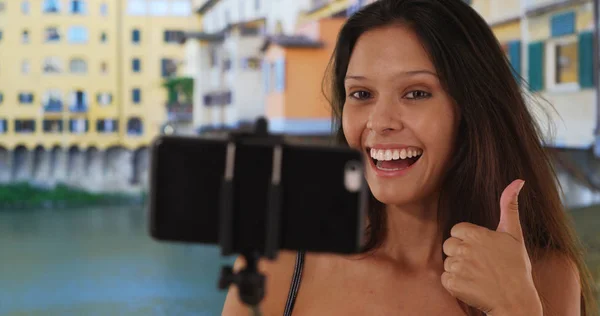 Hermosa Joven Viajero Chica Usando Palo Selfie Cerca Ponte Vecchio —  Fotos de Stock