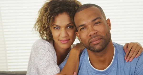 Feliz Pareja Negra Sonriendo — Foto de Stock