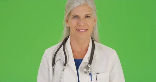 Een Bejaarde Medische Professional Vormt Voor Een Portret Groen Scherm — Stockfoto