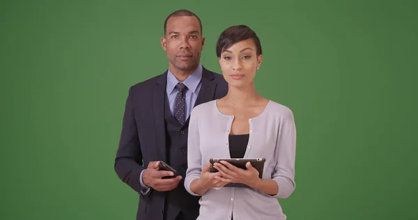 Två Afrikanska Amerikanska Affärsmän Poserar Grön Skärm — Stockfoto