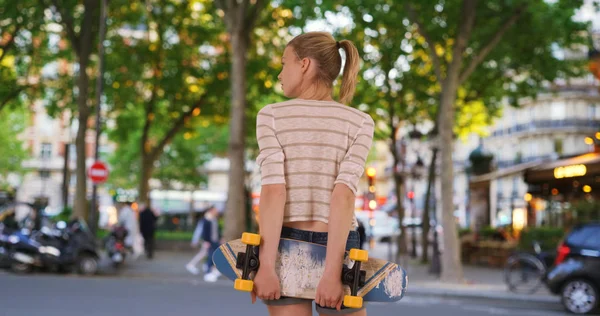 Visão Traseira Jovem Fêmea Hipster Segurando Seu Skate Rua Paris — Fotografia de Stock
