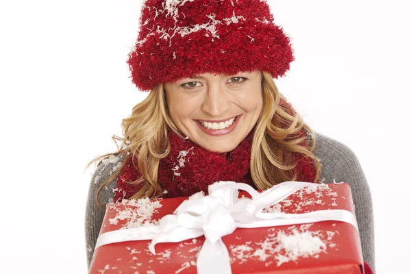 Vrouw Met Een Cadeautje Geïsoleerd Witte Achtergrond — Stockfoto