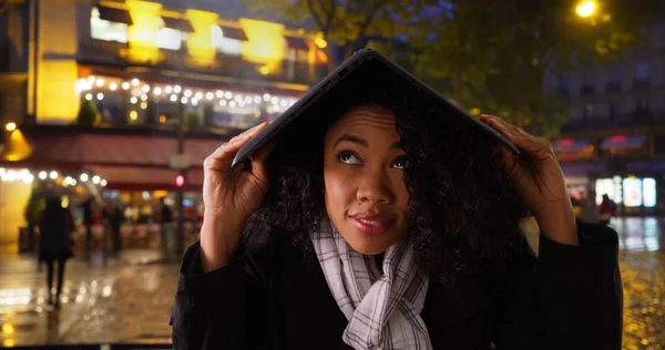 Mulher Usando Computador Portátil Para Proteger Chuva Rua Cidade Noite — Fotografia de Stock