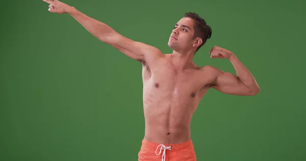 Attraktiver Hispanischer Mann Badeanzug Lässt Muskeln Auf Grünem Bildschirm Spielen — Stockfoto