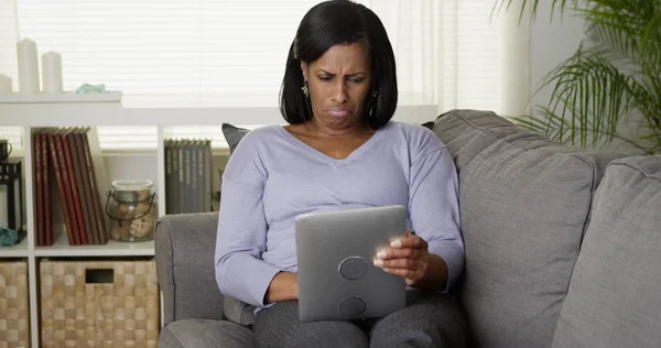 Elegante Mujer Negra Leyendo Tableta — Foto de Stock