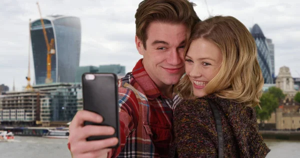 Veselý Mladý Pár Městském Prostředí Přičemž Selfie Smartphone — Stock fotografie