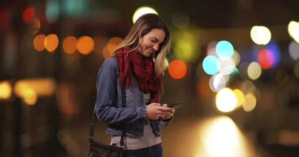 Trendy Duizendjarige Meisje Messaging Smartphone Stad Straat Nachts — Stockfoto