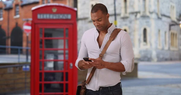Afrykański Mężczyzna Turystycznych Anglii Wysyła Zdjęcia Wiadomości Telefon — Zdjęcie stockowe