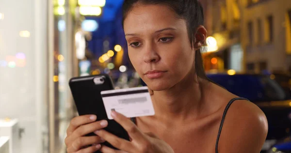 Nahaufnahme Einer Jungen Frau Die Mit Dem Handy Waren Aus — Stockfoto