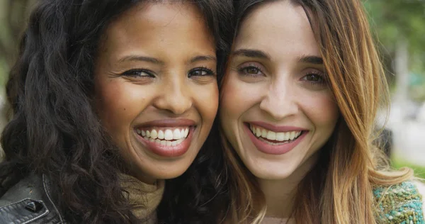 Krásné Ženy Usmívá Kameru — Stock fotografie
