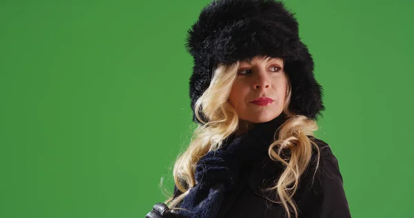 Donna Caucasica Che Indossa Cappello Invernale Sciarpa Guardando Fuori Schermo — Foto Stock