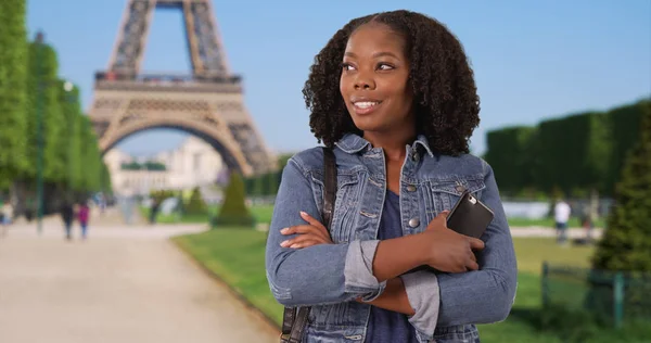 Mulher Alegre Preto Sorrindo Com Vista Para Torre Eiffel Fundo — Fotografia de Stock