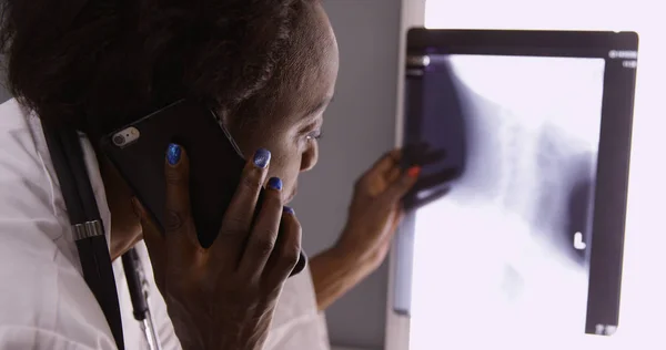 Senior Női Afrikai Orvos Röntgen Tárgyal Kolléga Keresztül Mobiltelefon — Stock Fotó