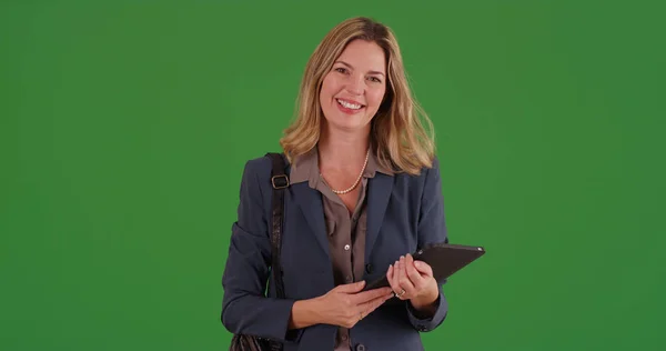 Profesional Perempuan Dengan Tablet Dan Dompet Tersenyum Kamera Layar Hijau — Stok Foto