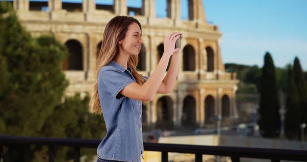 Mujer Sonriente Turista Tomando Fotos Vacaciones Roma — Foto de Stock