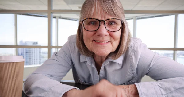 Gros Plan Dame Âgée Souriant Caméra Dans Lieu Travail Bureau — Photo