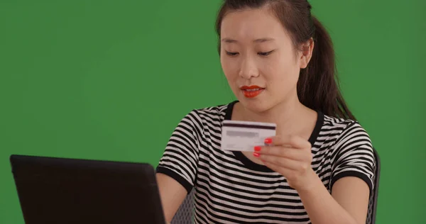 Femme Asiatique Utilisant Carte Crédit Pour Effectuer Paiement Sur Ordinateur — Photo