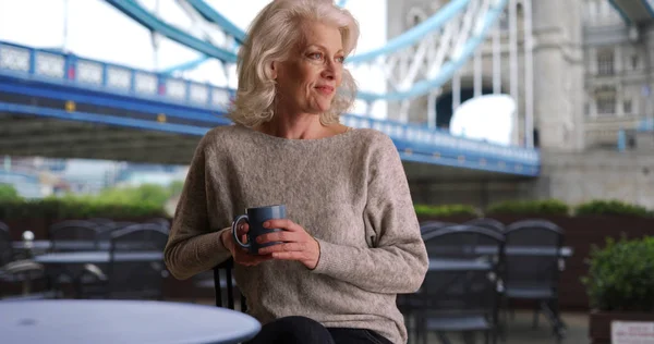 Aantrekkelijke Senior Vrouw Zit Terras Patio Door Tower Bridge Londen — Stockfoto